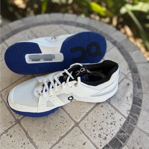 ON Rogers Pro Tennis shoes. Size Women 9